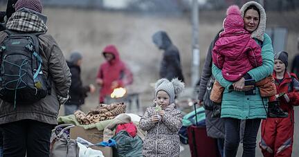 Geflüchtete kommen an der ukrainisch-polnischen Grenze in Medyka an. Seit dem russischen Angriff sind bereits mehr als eine Million Menschen aus der Ukraine geflohen.