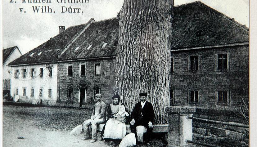 Zusammengestellt von Archiv und Dokumentation der Heilbronner Stimme 
Der Käsritt in Großgartach, dem heutigen Leingarten, ist eine der ältesten Brauchtumsveranstaltungen in Baden-Württemberg. Sein Ursprung liegt im Mittelalter. Unter der Regie des örtlichen Heimatvereins gibt es den traditionellen Ritt zum Hipfelhof, das Käsritt-Rennen und einen Festumzug mit wechselnden Themen. Die Postkartenansicht zeigt den Hipfelhof in Frankenbach 1910.