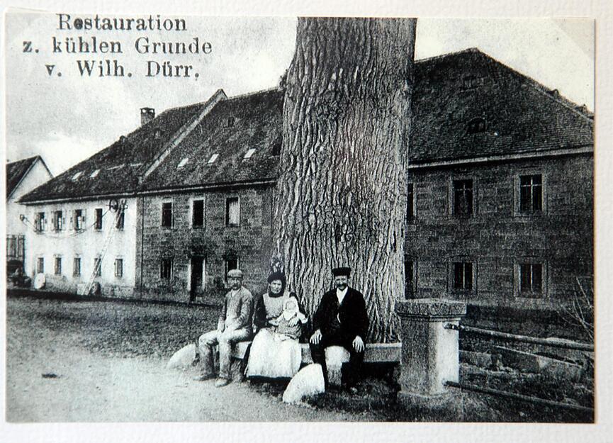 Zusammengestellt von Archiv und Dokumentation der Heilbronner Stimme 
Der Käsritt in Großgartach, dem heutigen Leingarten, ist eine der ältesten Brauchtumsveranstaltungen in Baden-Württemberg. Sein Ursprung liegt im Mittelalter. Unter der Regie des örtlichen Heimatvereins gibt es den traditionellen Ritt zum Hipfelhof, das Käsritt-Rennen und einen Festumzug mit wechselnden Themen. Die Postkartenansicht zeigt den Hipfelhof in Frankenbach 1910.