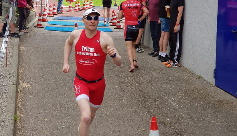 Manuel Retzbach setzte den Triathlon nach seiner Unterbrechung als Ersthelfer fort und lief als 62., als Letzter, über die Ziellinie. Foto: privat Manuel Retzbach setzte den Triathlon nach seiner Unterbrechung als Ersthelfer fort und lief als 62., als Letzter, über die Ziellinie. Foto: privat