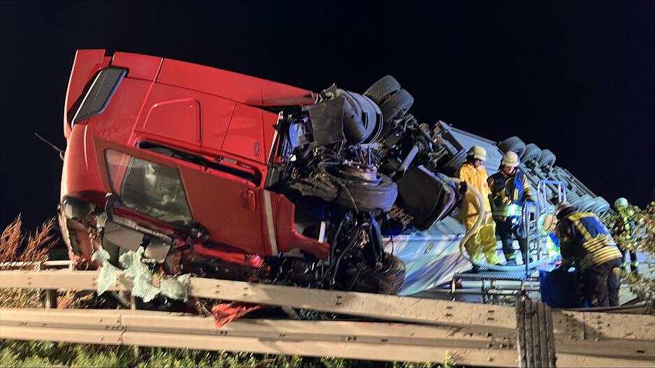 Das F&uuml;hrerhaus hat die Mittelleitplanke durchbrochen. Der Fahrer konnte sich aus eigener Kraft befreien, berichtet die Polizei.