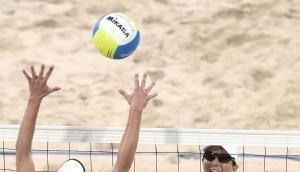 Stephanie Pohl (l) springt zum Block gegen einen Ball der US-Amerikanerin Elaine Youngs. Stephanie Pohl (l) springt zum Block gegen einen Ball der US-Amerikanerin Elaine Youngs.