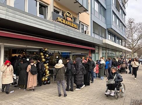 Vor dem Gebäude von "Paco Schawarma" stehen die Leute in der Schlange und warten darauf, ein Schawarma für einen Cent zu probieren. Vor dem Gebäude von "Paco Schawarma" stehen die Leute in der Schlange und warten darauf, ein Schawarma für einen Cent zu probieren.