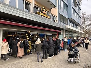 Vor dem Geb&auml;ude von "Paco Schawarma" stehen die Leute in der Schlange und warten darauf, ein Schawarma f&uuml;r einen Cent zu probieren.