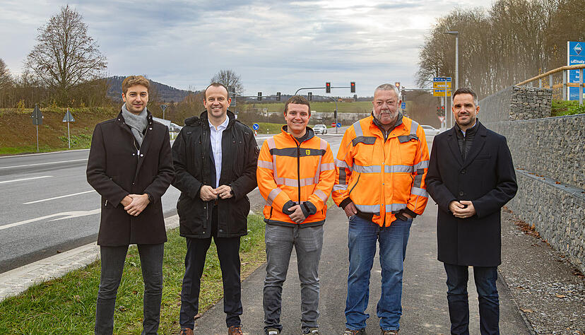 Freuen sich &uuml;ber den "gelungenen Kraftakt" (von links): Matthias Sturm (RP), B&uuml;rgermeister Bernd Bordon, Henry Schaubel und Bauaufseher Stefan Fy vom RP sowie Christoph K&uuml;bler von der Firma Lukas Gl&auml;ser.