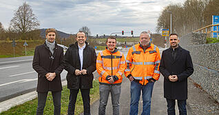 Freuen sich &uuml;ber den "gelungenen Kraftakt" (von links): Matthias Sturm (RP), B&uuml;rgermeister Bernd Bordon, Henry Schaubel und Bauaufseher Stefan Fy vom RP sowie Christoph K&uuml;bler von der Firma Lukas Gl&auml;ser.