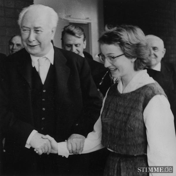 29. März 1958: Dr. Theodor Heuss gratuliert Sibylle Heeg, der Schöpferin des im ersten Stock befindlichen und noch heute existierenden großen Wandmosaiks »Das Trojanische Pferd«.