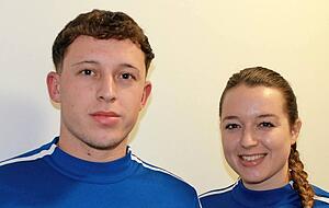 Jessica Bauer zusammen mit ihrem Bruder Dennis. Seit ihrer Kindheit spielt sie lieber mit Jungs Fußball, sagt die 25-Jährige.
Foto: Theresa Heil Jessica Bauer zusammen mit ihrem Bruder Dennis. Seit ihrer Kindheit spielt sie lieber mit Jungs Fußball, sagt die 25-Jährige.
Foto: Theresa Heil