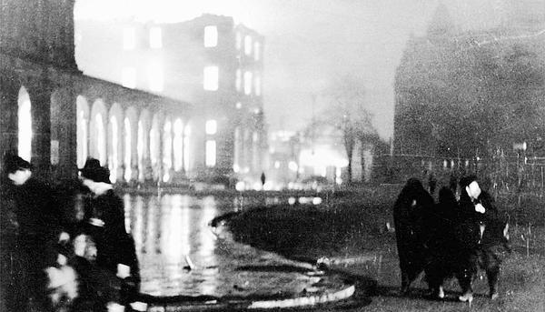 Der Heilbronner Hauptbahnhof wird in der Nacht des 4.Dezembers ein Raub der Flammen.