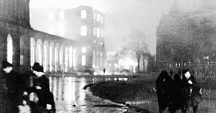 Der Heilbronner Hauptbahnhof wird in der Nacht des 4.Dezembers ein Raub der Flammen.