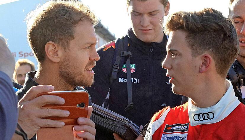 Unverkennbare &Auml;hnlichkeit: Sebastian Vettel (links) vor eineinhalb Jahren mit seinem Bruder Fabian auf dem Hockenheimring. 
Foto: imago images/Thomas Pakusch