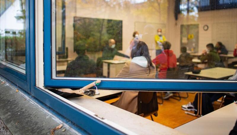 Blick durch das offen stehende Fenster in den Klassenraum einer Schule. Von circa 3150 Lehrkräften sind im Bereich des Staatlichen Schulamtes Heilbronn circa 95,8 Prozent der Lehrkräfte im Präsenzunterricht einsetzbar. Themenfoto: dpa Blick durch das offen stehende Fenster in den Klassenraum einer Schule. Von circa 3150 Lehrkräften sind im Bereich des Staatlichen Schulamtes Heilbronn circa 95,8 Prozent der Lehrkräfte im Präsenzunterricht einsetzbar. Themenfoto: dpa