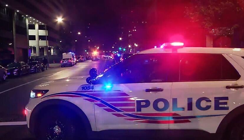 Nach Polizeiangaben skandierte der mutmaßliche Täter nach der Festnahme einen propalästinensischen Slogan. Nach Polizeiangaben skandierte der mutmaßliche Täter nach der Festnahme einen propalästinensischen Slogan.