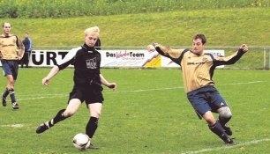 Die Hohebacher nutzten ihre Chancen nicht. Auch Tobias Schmiegs Schuss führte nicht zu einem Tor. Am Ende siegte dann Bieringen. Foto:Kurt Gesper Die Hohebacher nutzten ihre Chancen nicht. Auch Tobias Schmiegs Schuss führte nicht zu einem Tor. Am Ende siegte dann Bieringen. Foto:Kurt Gesper