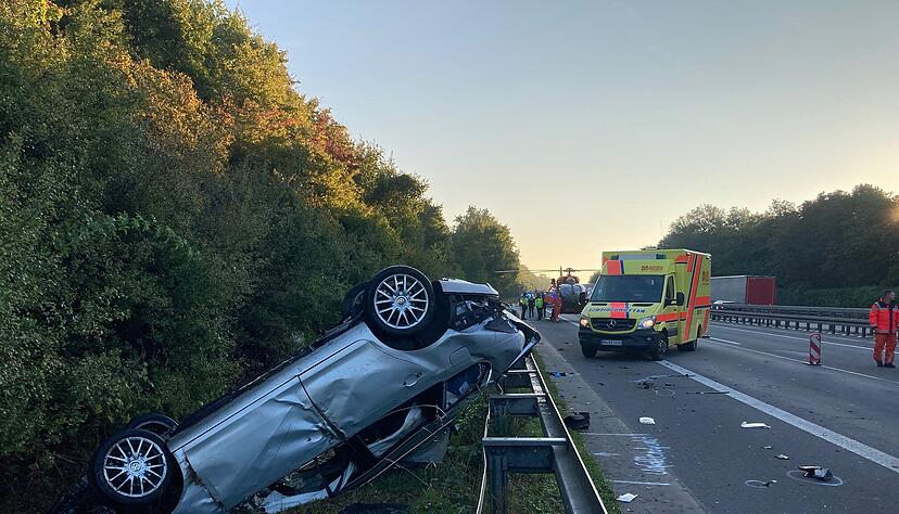 Ein Rettungshubschrauber befindet sich an der Unfallstelle. Ein Rettungshubschrauber befindet sich an der Unfallstelle.