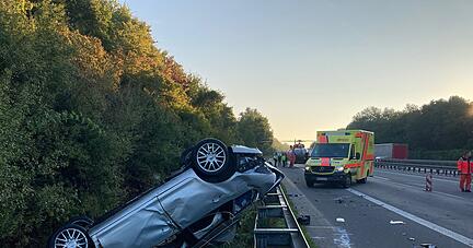 Ein Rettungshubschrauber befindet sich an der Unfallstelle. Ein Rettungshubschrauber befindet sich an der Unfallstelle.