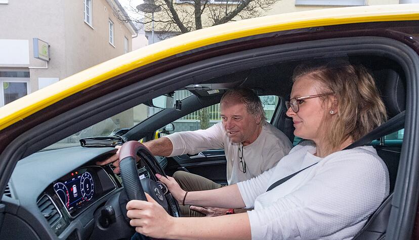 Mario Schörk, der seit über 25 Jahren als Fahrlehrer arbeitet und in Lauffen eine Fahrschule betreibt, erklärt Elena Kleschtschew die Kontrollleuchten, ehe es in einer Fahrstunde quer durch Lauffen geht.
Foto: Mario Berger