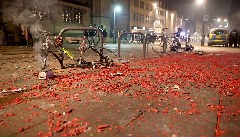 Reste nach der Knallerei: Viel los war in der Heilbronner Innenstadt. Reste nach der Knallerei: Viel los war in der Heilbronner Innenstadt.