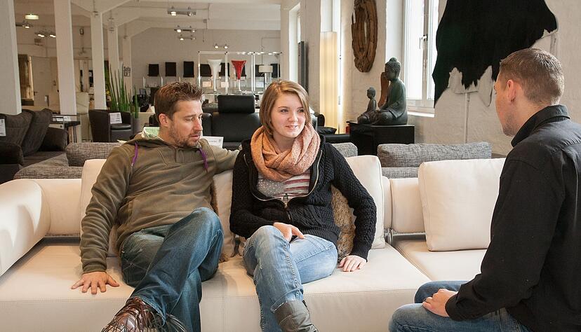 Und, nehmen Sie es? Der Sofakauf ist nicht einfach - denn was im M&ouml;belhandel gut aussieht, kann daheim dann nicht passen.