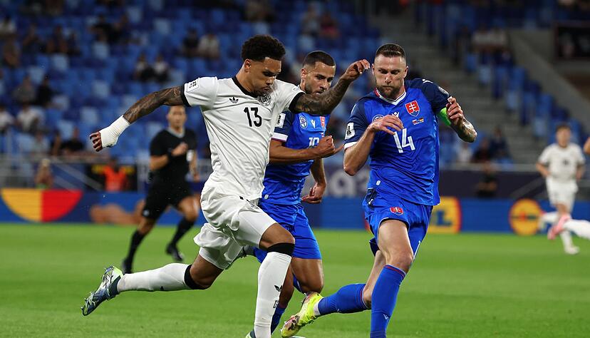 Nnamdi Collins (l) konnte bei seinem Länderspiel-Debüt nicht liefern.
