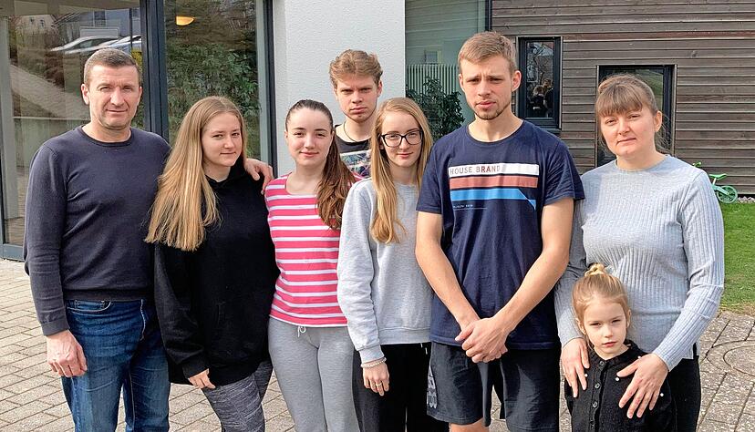 Die ersten Flüchtlinge in Neuhütten kommen alle aus Odessa (von links): Andrew und Tochter Elizabeth Gladysch, Lyubov Kreschenko, Alexander Melnyk, Christina Gladysch, Andrew Melnyk, Lyudmila Gladysch und Tochter Anna.
