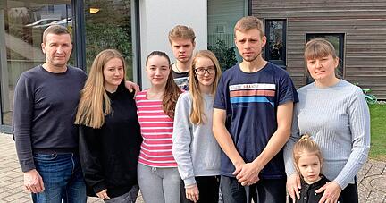 Die ersten Flüchtlinge in Neuhütten kommen alle aus Odessa (von links): Andrew und Tochter Elizabeth Gladysch, Lyubov Kreschenko, Alexander Melnyk, Christina Gladysch, Andrew Melnyk, Lyudmila Gladysch und Tochter Anna.