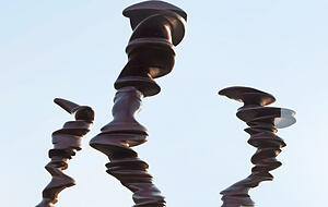 Wie tanzende Derwische: Tony Cragg, "Points of View", 2013, Bronze, dreiteilig, je 700 x 200 x 200 Zentimeter.