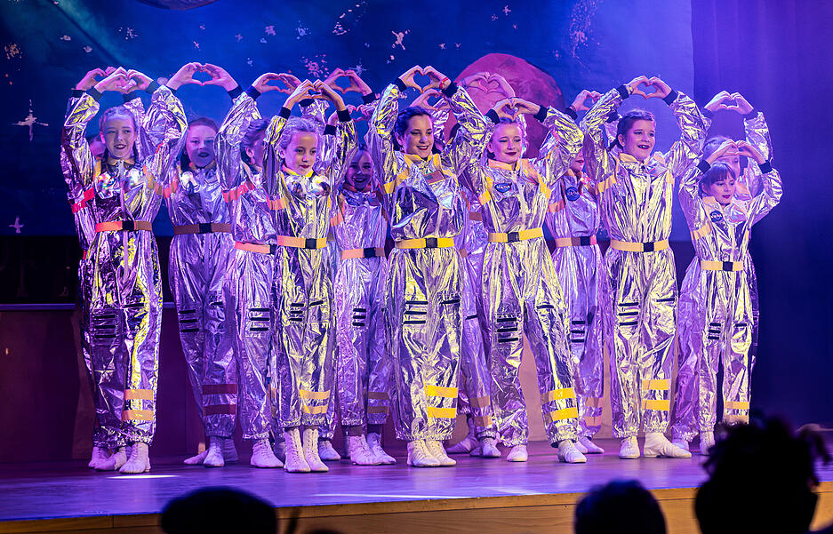 Bunt, lustig und spektakul&auml;r feierte die Wimpfener Faschingsgesellschaft am Samstag ihre erste von sieben Prunksitzungen.