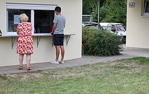 Selbst in der Halbzeitpause gab es keinen Andrang an der Essens- und Getränkeausgabe. Foto: Katrin Draskovits Selbst in der Halbzeitpause gab es keinen Andrang an der Essens- und Getränkeausgabe. Foto: Katrin Draskovits