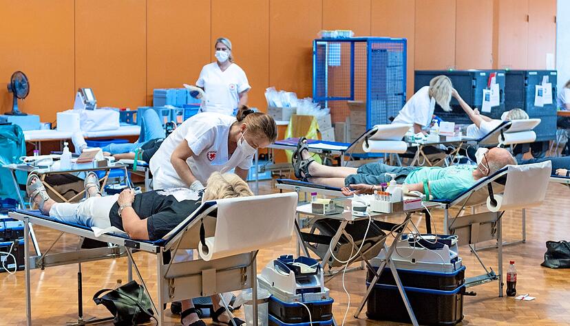 Die Stimmung bei Blutspendeaktionen wie in der Gemeindehalle Ellhofen ist ruhig und konzentriert. Die Stimmung bei Blutspendeaktionen wie in der Gemeindehalle Ellhofen ist ruhig und konzentriert.