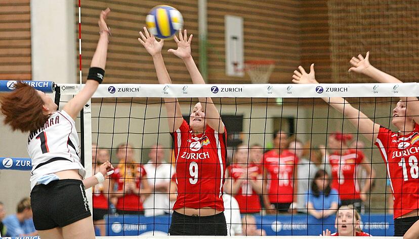 Corina Ssuschke (Zweite von links) versucht 2007 den Schmetterschlag einer Japanerin zu blocken. Corina Ssuschke (Zweite von links) versucht 2007 den Schmetterschlag einer Japanerin zu blocken.