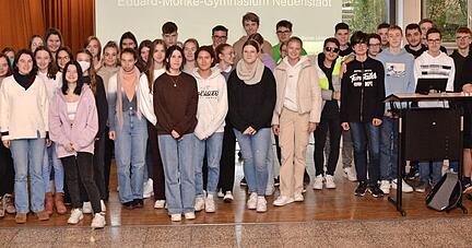 Wie das Abschlussfoto am Ende eines UN-Klimagipfels: Die Gymnasiasten arbeiten sich in die unterschiedlichen Standpunkte der Teilnehmer ein.
Foto: Stefanie Pfäffle Wie das Abschlussfoto am Ende eines UN-Klimagipfels: Die Gymnasiasten arbeiten sich in die unterschiedlichen Standpunkte der Teilnehmer ein.
Foto: Stefanie Pfäffle