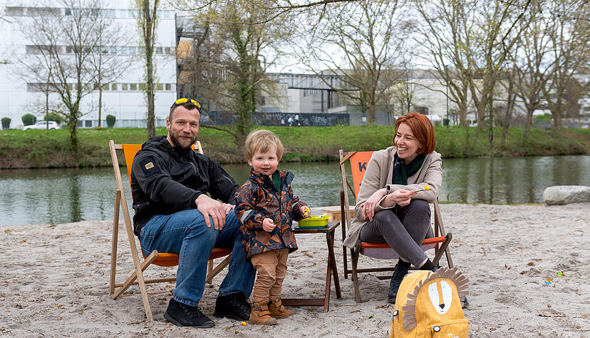 Diese  junge Familie nutzt die Sonnenstrahlen für einen Ausflug  in die Kaffeebucht am Neckar.