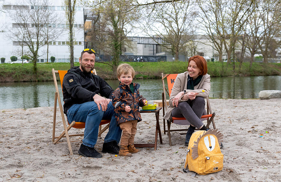 Diese  junge Familie nutzt die Sonnenstrahlen für einen Ausflug  in die Kaffeebucht am Neckar.