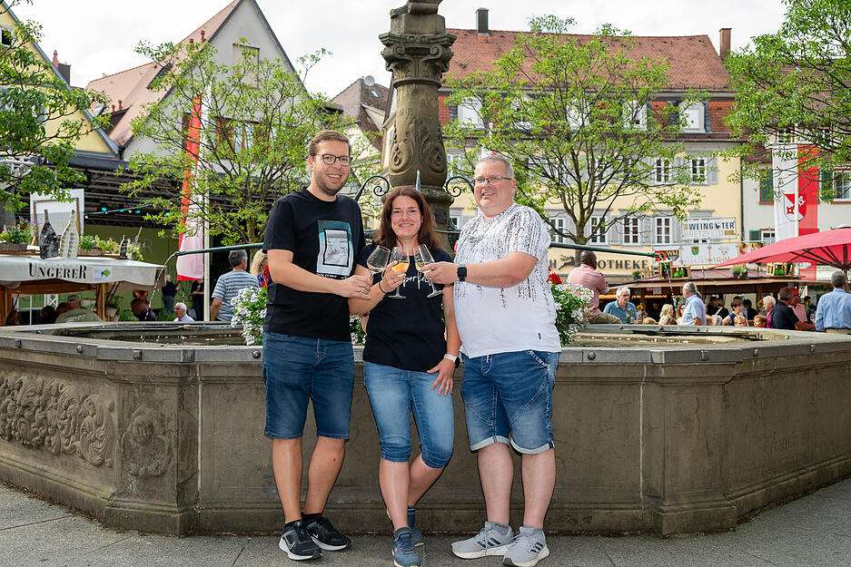 Die Öhringer Innenstadt verwandelt sich vom 3. bis 7. Juli in das Hohenloher Weindorf. Zehntausende Besucher werden erwartet. Zur Eröffnung war der Marktplatz gut gefüllt. Die Öhringer Innenstadt verwandelt sich vom 3. bis 7. Juli in das Hohenloher Weindorf. Zehntausende Besucher werden erwartet. Zur Eröffnung war der Marktplatz gut gefüllt.