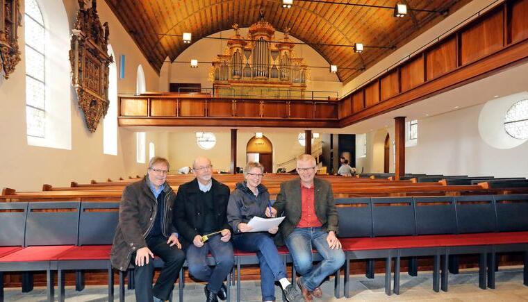Auf neuen Stühlen: (von links) Dekan Jürgen Höss, Kirchengemeinderatsvorsitzender Peter Berghoff, Kirchenpflegerin Ursula Hettinger, Architekt Hans-Peter Weinreich.