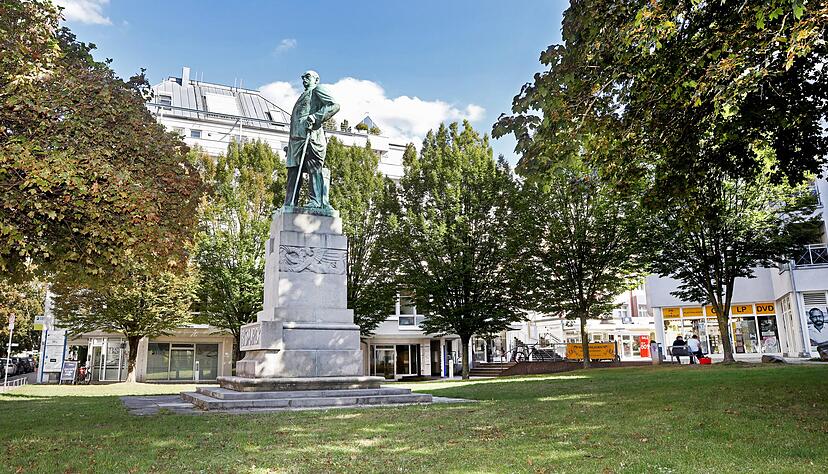 Das historische Denkmal von Otto von Bismarck ist 1995 in den Bismarckpark umgezogen. Die Geb&auml;ude tragen die Namen der drei Bismarck-Kinder.
Foto: Ralf Seidel