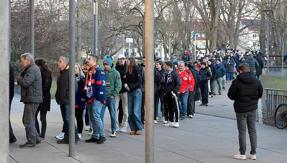 Die Falken-Fans sind heiß auf die Partie und waren frühzeitig vor Ort. Die Falken-Fans sind heiß auf die Partie und waren frühzeitig vor Ort.