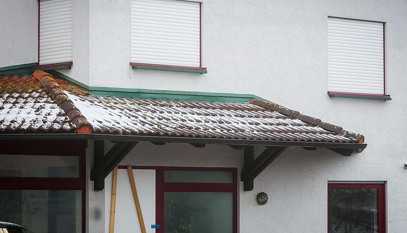 Polizei-Siegel sind an der Eingangst&uuml;re einer Firma in St. Johann zu sehen. Ein Mann soll im Gro&szlig;raum Reutlingen in Baden-W&uuml;rttemberg vier Menschen und dann sich selbst get&ouml;tet haben.