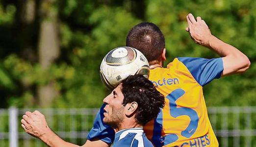 NSU-Spielertrainer Ali Brim gegen Boris Butschies. Aufsteiger TSV Ellhofen siegte bei der zweiten Mannschaft der Neckarsulmer Sport-Union. Foto: Veigel NSU-Spielertrainer Ali Brim gegen Boris Butschies. Aufsteiger TSV Ellhofen siegte bei der zweiten Mannschaft der Neckarsulmer Sport-Union. Foto: Veigel