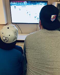 So wie Roger Schramm und Moritz verfolgten viele Falken-Fans das Spiel von zu Hause aus. Foto: Privat So wie Roger Schramm und Moritz verfolgten viele Falken-Fans das Spiel von zu Hause aus. Foto: Privat