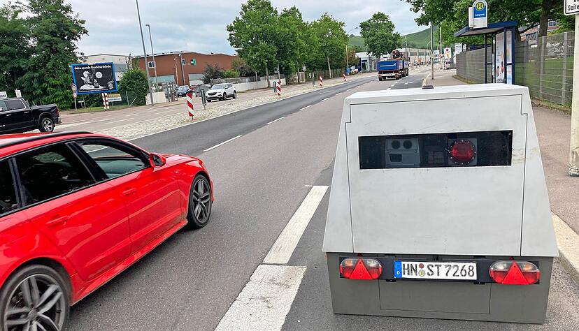 Rasen ist seit vergangenem November teurer geworden. Die Städte verzeichnen seitdem deutlich mehr Einnahmen bei Verwarnungs- und Bußgeldern.
Foto: Archiv/Klug Rasen ist seit vergangenem November teurer geworden. Die Städte verzeichnen seitdem deutlich mehr Einnahmen bei Verwarnungs- und Bußgeldern.
Foto: Archiv/Klug