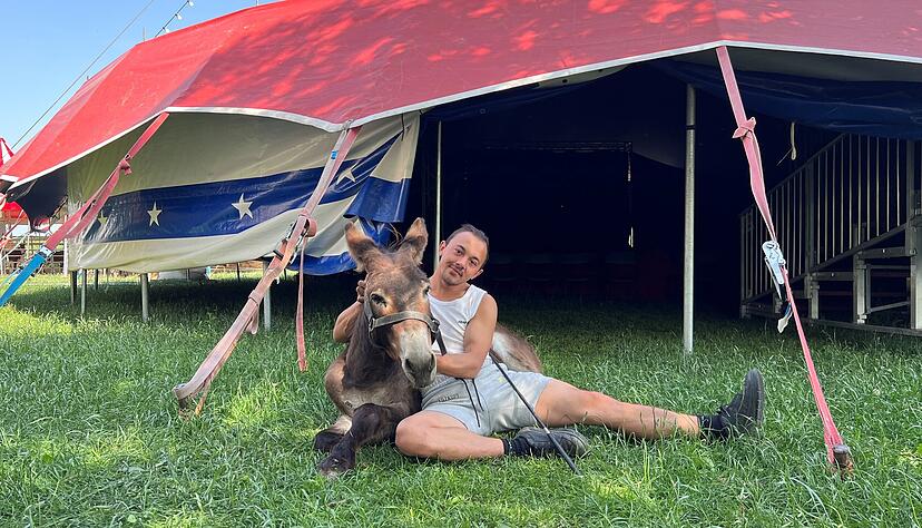 Diego Bügler mit seinem Esel Pietro, der natürlich auch in der Manege auftreten darf. Der Esel gehört zur Familie. "Wir leben mit unseren Tieren", sagt der 22-Jährige. Diego Bügler mit seinem Esel Pietro, der natürlich auch in der Manege auftreten darf. Der Esel gehört zur Familie. "Wir leben mit unseren Tieren", sagt der 22-Jährige.