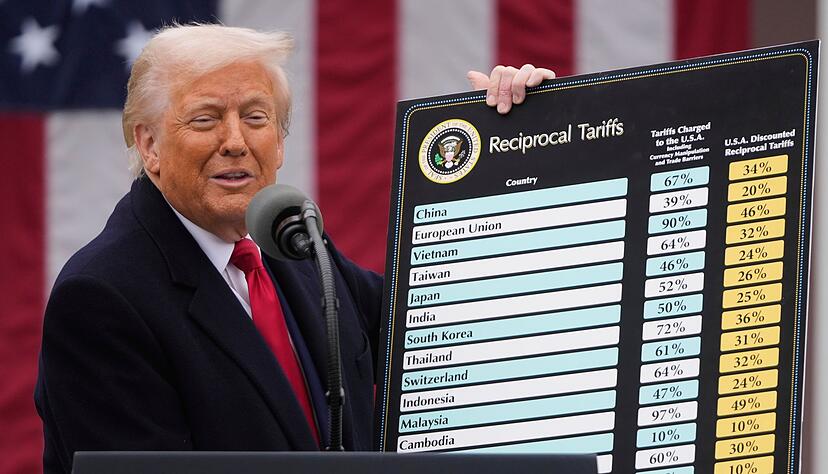 US-Präsident Trump schiebt die Frist für seine Zölle auf - die Unsicherheit aber belastet deutsche Firmen. (Archivbild)
