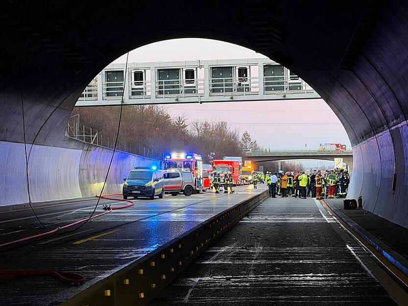 Der Blick aus dem Engelbergtunnel: Etliche Einsatzkr&auml;fte befinden sich noch immer an der A81 bei Leonberg.