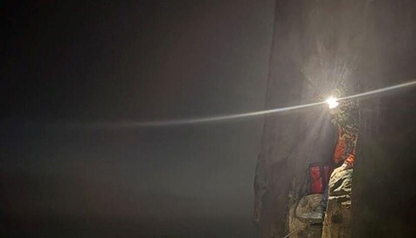 Erfahrene Kletterer stiegen selbst in der Dunkelheit auf, um den M&auml;nnern zu helfen.