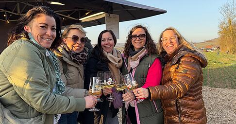 Anprosten in toller Atmosphäre: Das Bretzfelder Rebenglühen ist stimmungsvoll gestartet. Anprosten in toller Atmosphäre: Das Bretzfelder Rebenglühen ist stimmungsvoll gestartet.