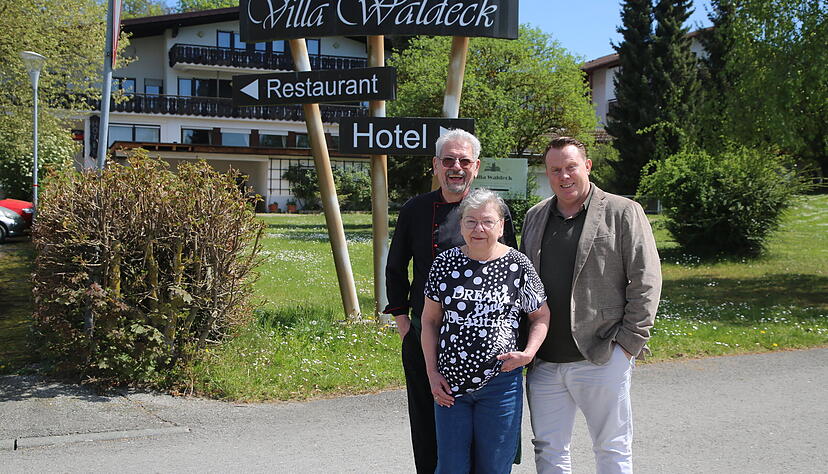 Wechsel im Hotel Villa Waldeck in Eppingen: Die langj&auml;hrigen Besitzer Uwe und Melitta Krepp (von links) haben an Arthur Kick verkauft.