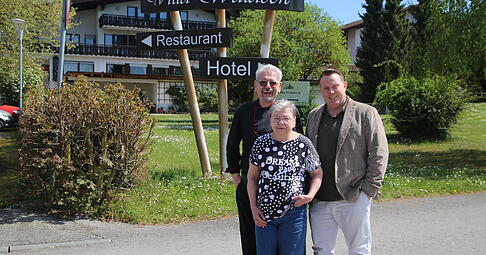 Wechsel im Hotel Villa Waldeck in Eppingen: Die langj&auml;hrigen Besitzer Uwe und Melitta Krepp (von links) haben an Arthur Kick verkauft.