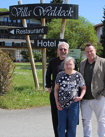 Wechsel im Hotel Villa Waldeck in Eppingen: Die langj&auml;hrigen Besitzer Uwe und Melitta Krepp (von links) haben an Arthur Kick verkauft.